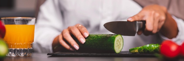 Instruktor pokazujący technikę krojenia