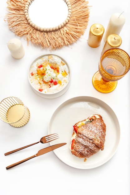 Kolacja przy stole z naturalnym oświetleniem